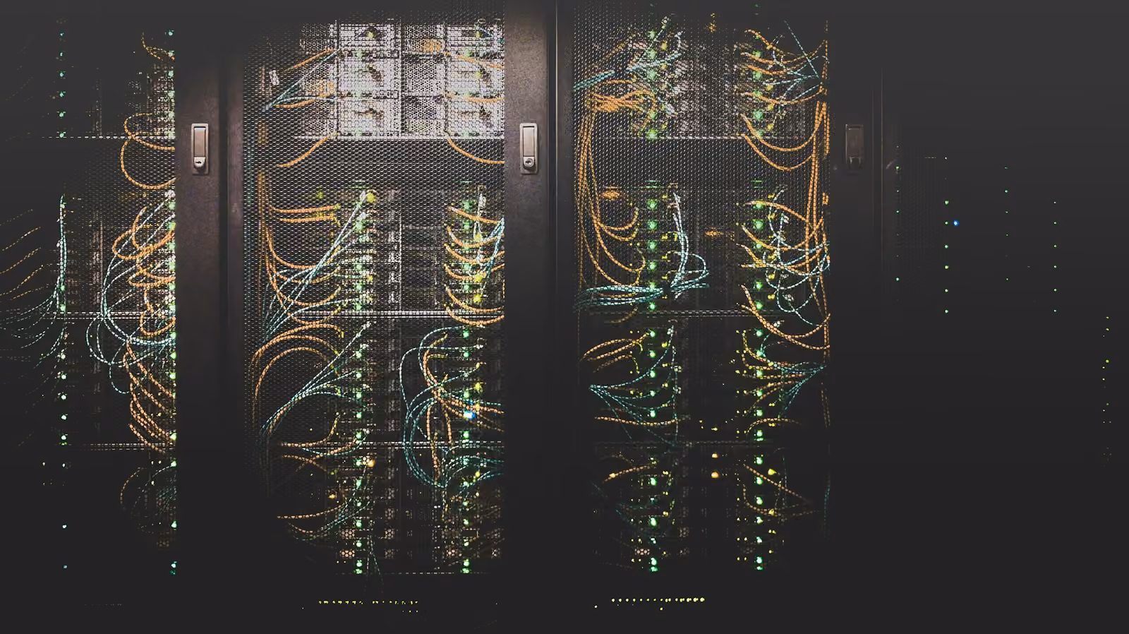 Server-Rack mit verkabelten Einschüben in einem Rechenzentrum